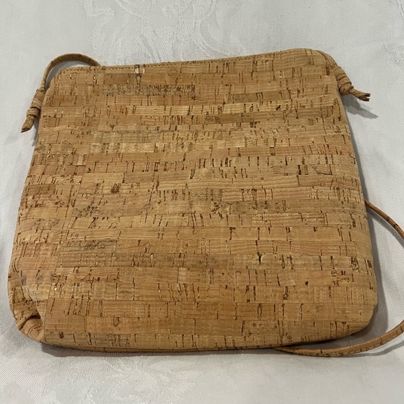 Lightweight cork shoulder bag with gold beads, 2 exterior zipper pockets and 1 - Picture 3 of 6